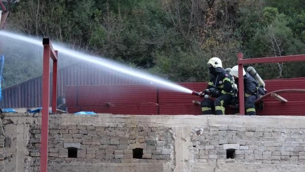 Kopan elektrik kablosu çiftlikte samanlığı yaktı -8