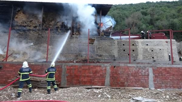 Kopan elektrik kablosu çiftlikte samanlığı yaktı -9