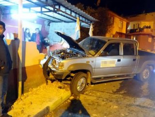 Manisa'da ehliyetsiz sürücü evin duvarına çarptı