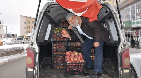 Mehmetçiğe elma götürmek için kilometrelerce yol katetti