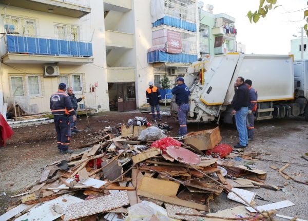 Mersin’de bir evden 10 ton çöp çıktı -1