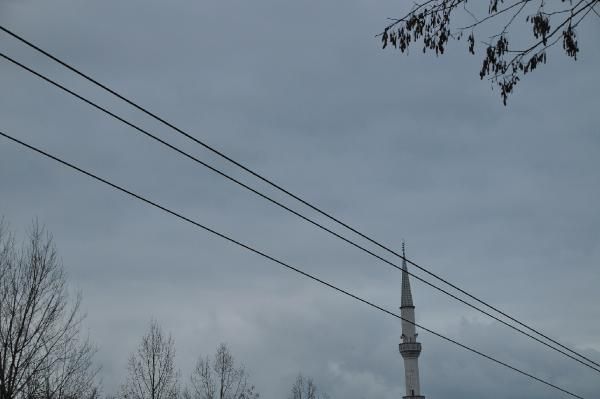 Oltası elektrik tellerine takılınca akıma kapılarak öldü -4