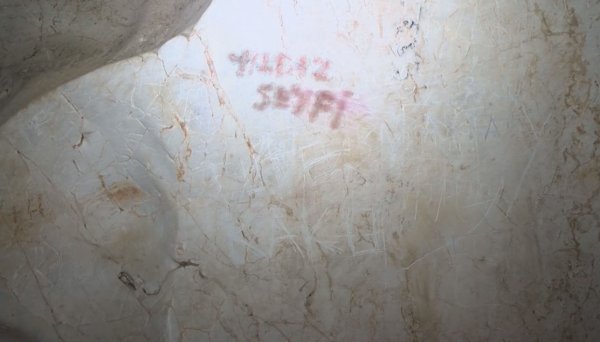 Oyluk Mağarası'na isim yazıp, kalp çiziyorlar