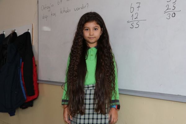 8 yaşındaki Zeynep beline kadar uzattığı saçlarını LÖSEV’e bağışladı -1