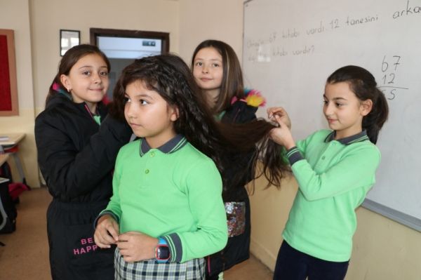 8 yaşındaki Zeynep beline kadar uzattığı saçlarını LÖSEV’e bağışladı -2