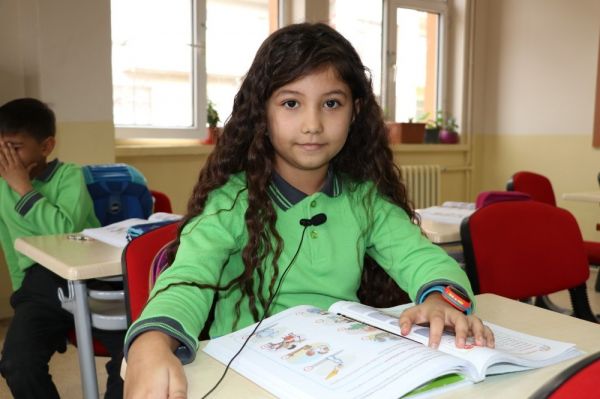 8 yaşındaki Zeynep beline kadar uzattığı saçlarını LÖSEV’e bağışladı -3