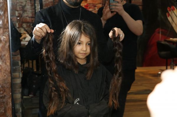 8 yaşındaki Zeynep beline kadar uzattığı saçlarını LÖSEV’e bağışladı -4