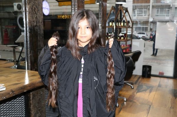 8 yaşındaki Zeynep beline kadar uzattığı saçlarını LÖSEV’e bağışladı -5
