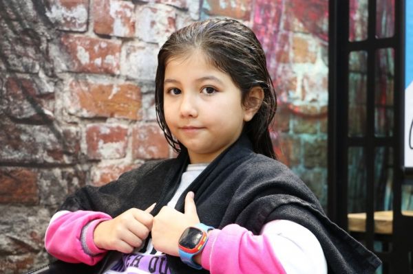 8 yaşındaki Zeynep beline kadar uzattığı saçlarını LÖSEV’e bağışladı -6