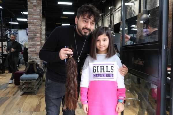 8 yaşındaki Zeynep beline kadar uzattığı saçlarını LÖSEV’e bağışladı -9