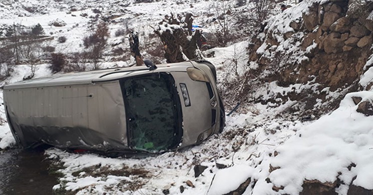 Şuhut'ta Minibüs Dereye Uçtu, 3 Yaralı