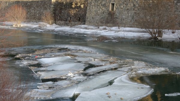 Türkiye’nin en hızlı akan nehri olan Çoruh buz tuttu