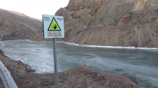 Türkiye’nin en hızlı akan nehri olan Çoruh buz tuttu