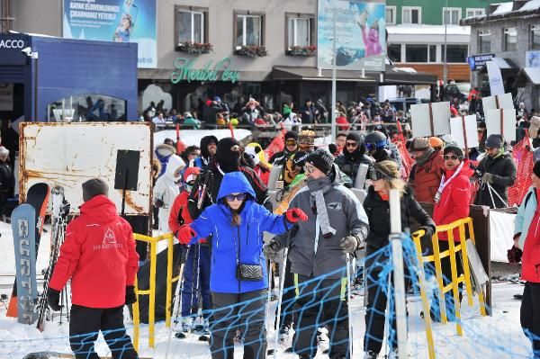 Uludağ'da sömestir yoğunluğu; 6 kilometrelik araç kuyruğu oluştu -6