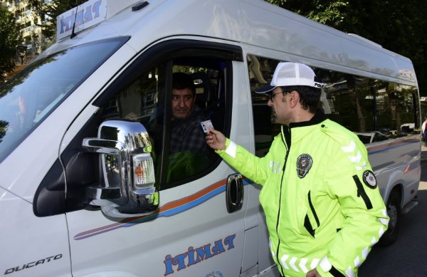 Yolcu kılığına girip, sürücülere ceza kesti