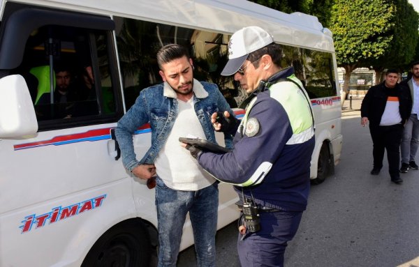 Yolcu kılığına girip, sürücülere ceza kesti