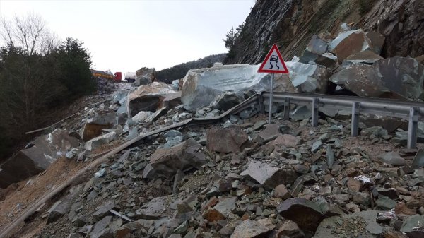 Bolu'da kara yolunda heyelan
