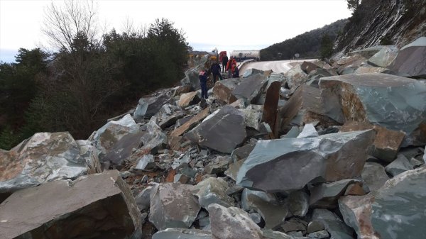 Bolu'da kara yolunda heyelan