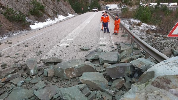 Bolu'da kara yolunda heyelan