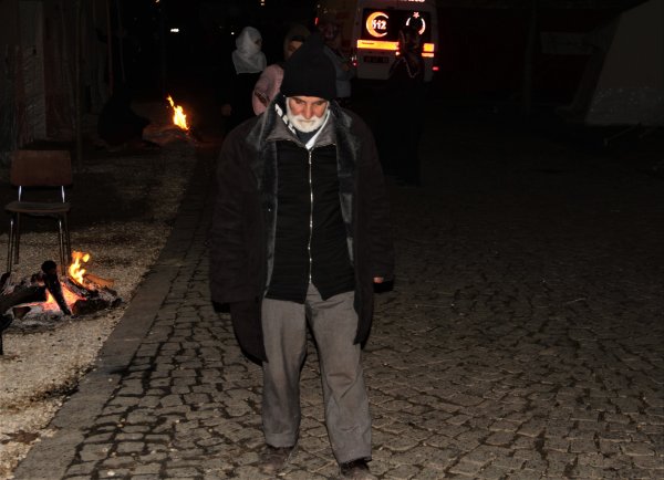 Depremde felçli adam yürümeye başladı