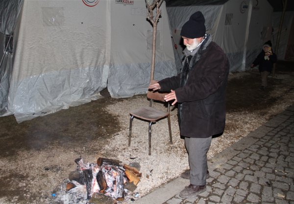 Depremde felçli adam yürümeye başladı