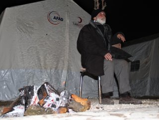 Depremde felçli adam yürümeye başladı