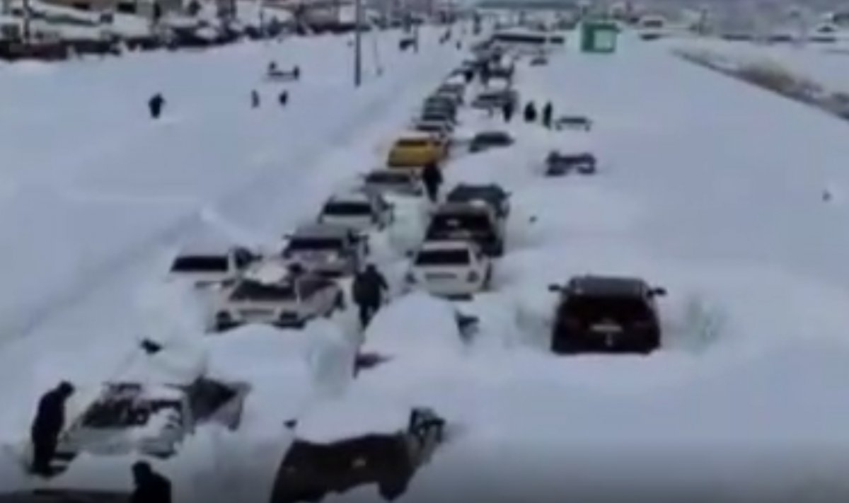 İran’da yoğun kar yağışı 8 can aldı
