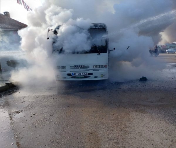 Konya'da seyir halindeki minibüs yandı