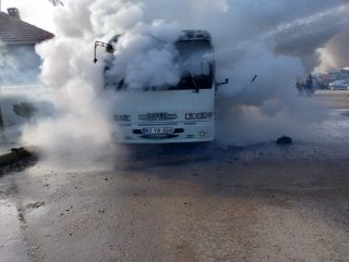Konya'da seyir halindeki minibüs yandı
