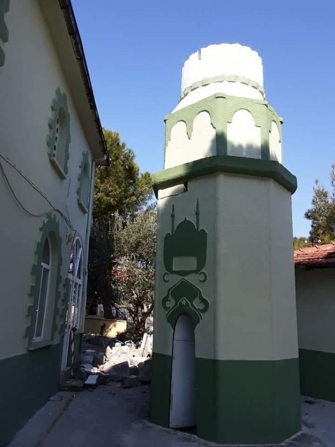 Manisa'da depremde hasar gören cami minaresi yıkıldı