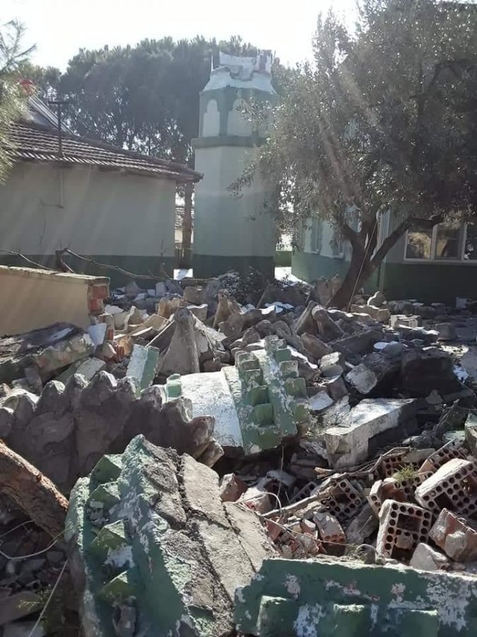 Manisa'da depremde hasar gören cami minaresi yıkıldı