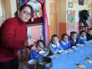 Öğrencilerine her sabah çorba pişiriyor