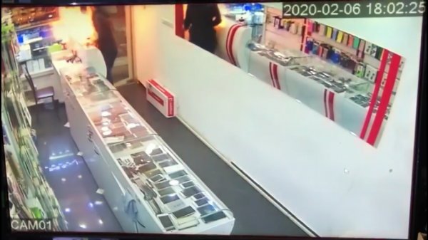 Tamir etmek istediği telefon elinde alev aldı