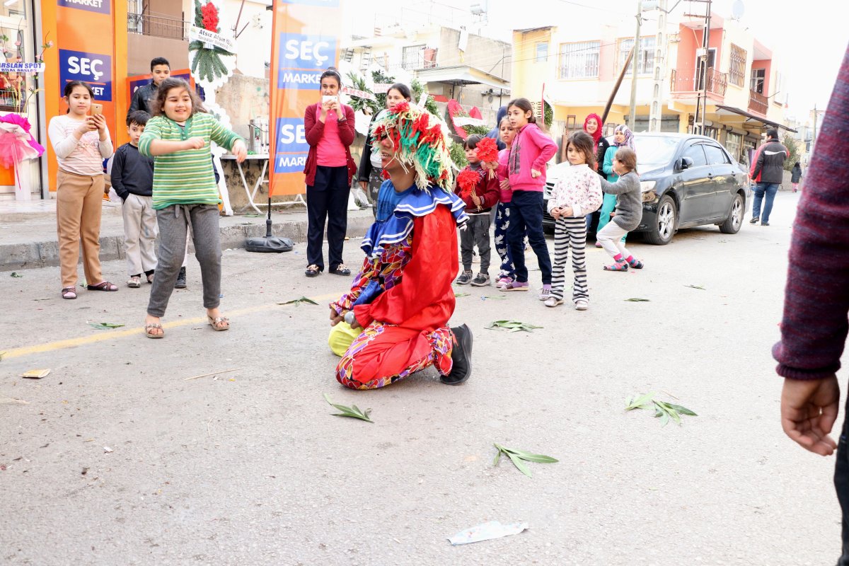 Tipini beğenmediği palyaçoyu darbetti