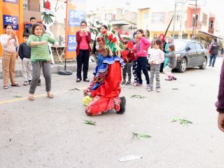 Tipini beğenmediği palyaçoyu darbetti