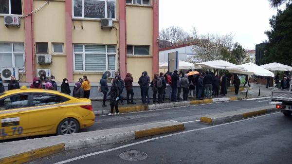 Bakırköy’de koronavirüs testine geldiler, mesafe kuralına uymadılar -1