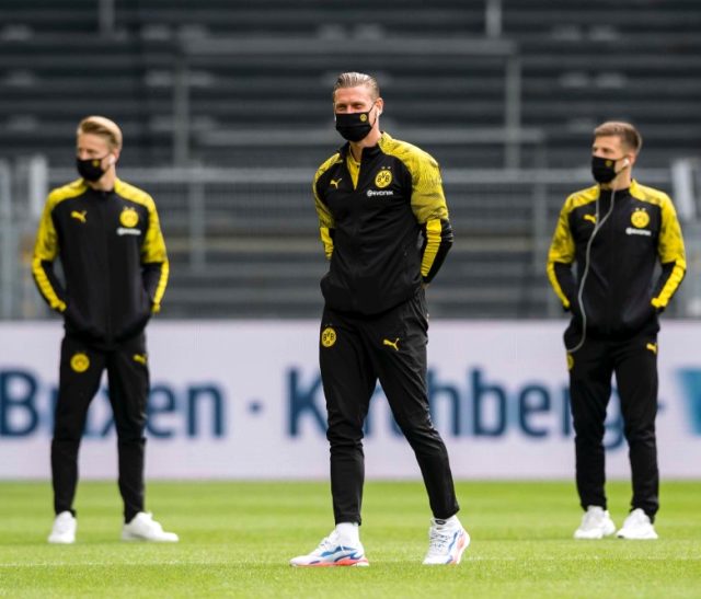 Dortmund - Schalke maçında yedek kulübesinde sosyal mesafe uygulandı