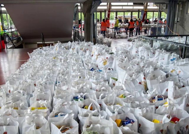 İsviçre'de koronavirüsten etkilenlere verilecek yardım paketleri için metrelerce kuyruk oluştu İsviçre'de koronavirüsten etkilenlere verilecek yardım paketleri için metrelerce kuyruk oluştu