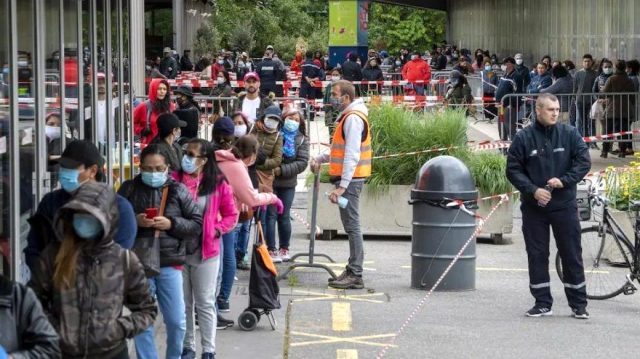 İsviçre'de koronavirüsten etkilenlere verilecek yardım paketleri için metrelerce kuyruk oluştu