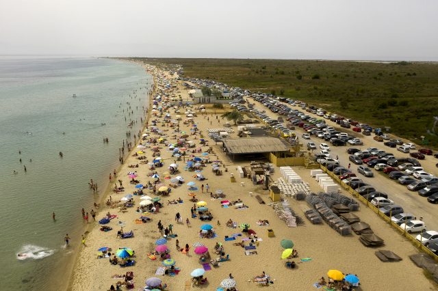 Yunanistan'da normalleşme kapsamında plajlar açıldı
