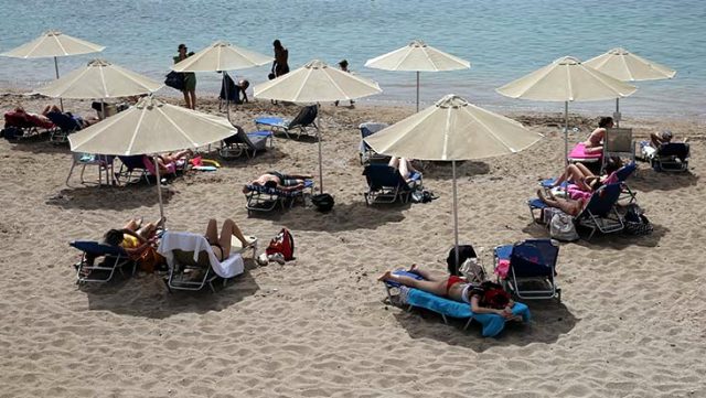 Yunanistan'da normalleşme kapsamında plajlar açıldı