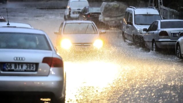 Ankara'da sağanak etkili oldu, yollar göle döndü