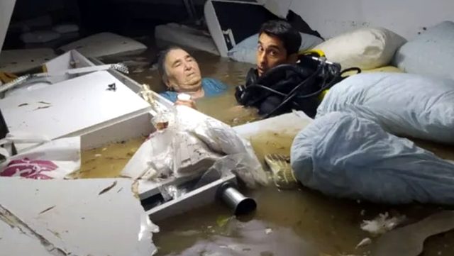 Su basan hastanenin bodrum katında mahsur kalan kadının imdadına dalgıç polis yetişti