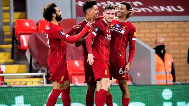 Chelsea'yi evinde 5-3 mağlup eden şampiyon Liverpool, kupasına kavuştu