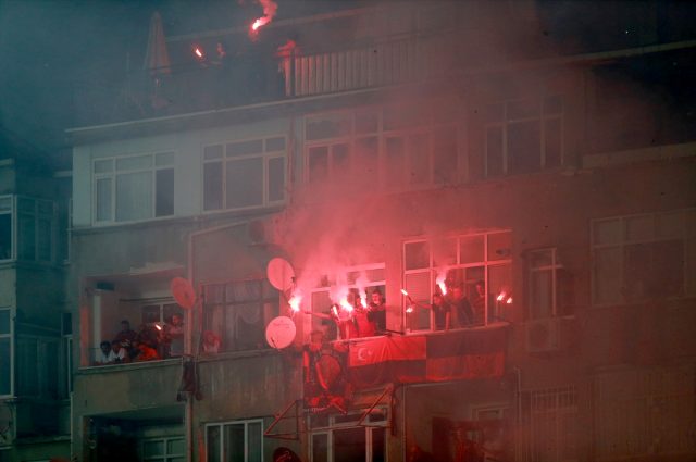 Karagümrük taraftarları, evlerinin balkonlarında meşale yakarak takımlarını destekledi