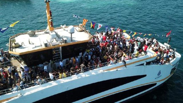 Eminönü havadan görüntülendi! Vatandaşlar yine sosyal mesafe kuralını hiçe saydı