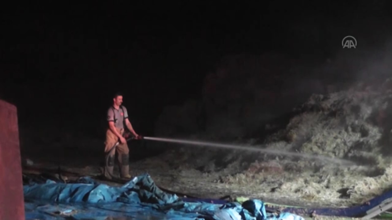 İzmir de bir çiftlikte bulunan 3 ton saman yandı #4