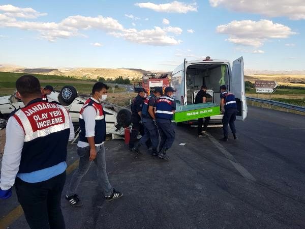 Kahramanmaraş'ta iki otomobil kafa kafaya çarpıştı: 1 ölü, 9 yaralı