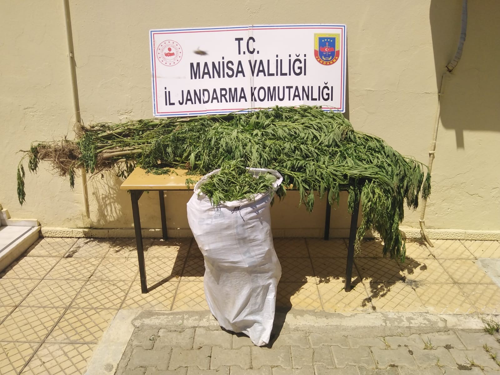 Manisa'da 12 kilo esrarı çuvalla taşırken yakalandılar #1