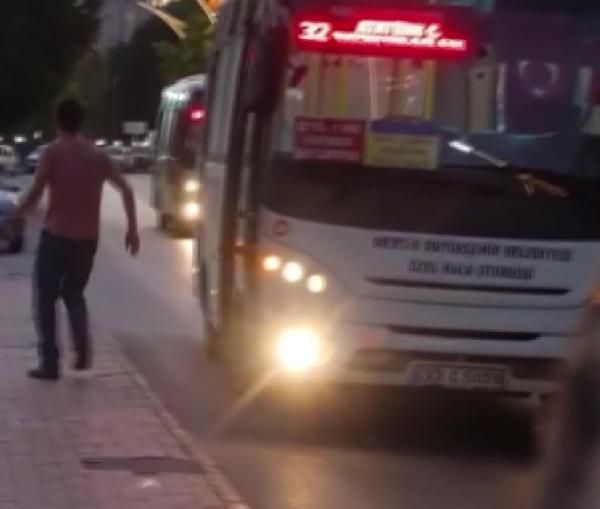 Mersin de durdurduğu otobüste bağcığını bağlayıp gitti #7